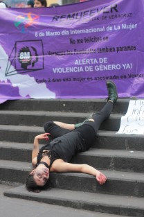 Performance por los feminicidios en Veracruz, realizado en Plaza Lerdo de Xalapa,como parte de las manifestciones en conmemoración del Día Internacional de la Mujer.