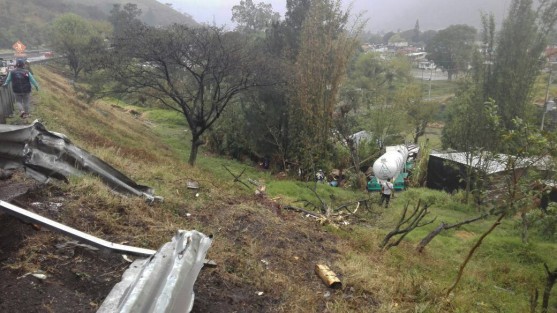 Una pipa se salió del camino e impactó contra unas casas, cuando se desplazaba por la autopista, tramo Ciudad Mendoza-Orizaba, a la altura de la colonia El Bosque.Un hombre de la tercera edad resultó lesionado.