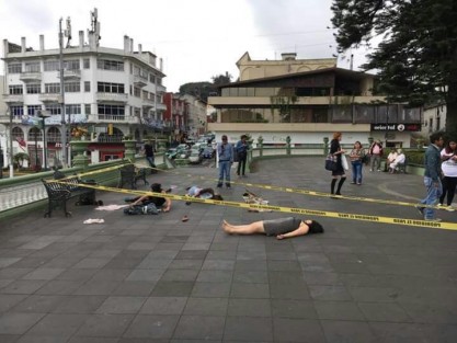 El mismo performance presentado en la Plaza Lerdo se repitió en otros espacios para llevar a más personas el mensaje sobre la falta de atención al pronblema de los feminicidios por parte de las autoridades. Foto: Nury Yamilet Hernández. 