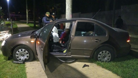 Alrededor de las 8 de la noche de este miércoles, tres personas circulaban en un auto Jetta Clásico, color rojo, placas de la Ciudad de México, pero engomados de Veracruz, en el fraccionamiento Fortín. Les fue marcado el alto por una patrulla de la SSP, pero en vez de detenerse imprimieron velocidad y dispararon contra los elementos del orden. 
