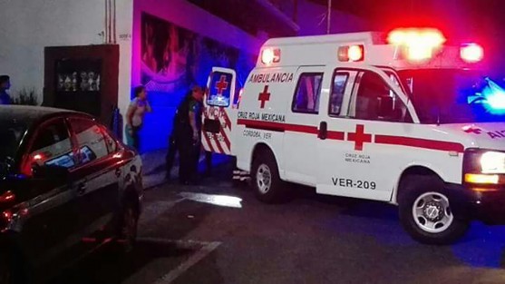Una pareja de jóvenes esposos, propietarios del Gimnasio IDM, ubicado en el fraccionamiento Alameda, de Córdoba, fue acribillada este miércoles por la noche, cuando atendían su negocio por dos sujetos que llegaron al lugar abordo de una moto. 