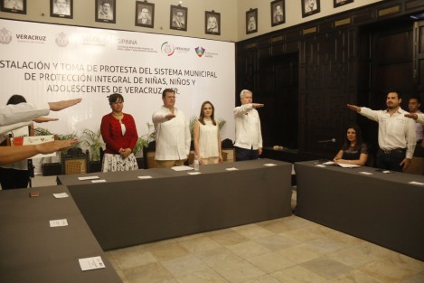 Se llevó a cabo la Instalación y Toma de Protesta del Sistema Municipal de Protección Integral de Niñas, Niños y Adolescentes de Veracruz en la sala de cabildos del ayuntamiento porteño, donde Mari Carmen Elías, directora de este sistema, presidió el evento. 