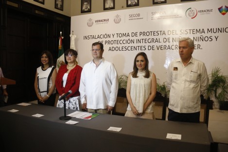 Se llevó a cabo la Instalación y Toma de Protesta del Sistema Municipal de Protección Integral de Niñas, Niños y Adolescentes de Veracruz en la sala de cabildos del ayuntamiento porteño, donde Mari Carmen Elías, directora de este sistema, presidió el evento.  
