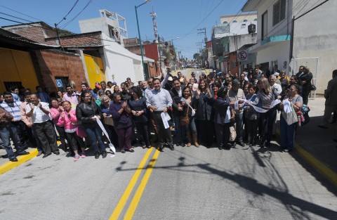 En compañía de vecinos y funcionarios del ayuntamiento de Xalapa, el alcalde Américo Zúñiga realizó la inauguración oficial de la calle Francisco Sarabia, la cual por muchos años  fue un dolor de cabeza tanto para automovilistas como para vecinos del lugar. 