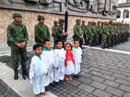Con la presencia del personal del Séptimo Batallón de Infantería, integrantes de la Sección 32 del SNTE región Papantla, y representates dell Ayuntamiento papanteco, se llevó a cabo el abanderamiento de 16 planteles educativos en sus distintos niveles.  