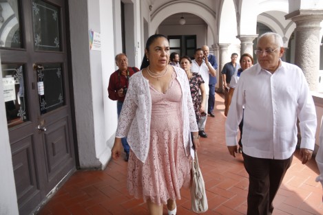 La rectora de la UV, Sara Ladrón de Guevara, justificó su falta de reclamo al Gobierno del Estado de adeudos a esa casa de estudios, debido a que actualmente se reciben puntualmente los recursos, y lo que se adeuda se debe a su vez al SAT y está en negociación. Ya no tiene que estar cobrando cada quincena como con Duarte para pagar a <em>SUS</em> empleados.  