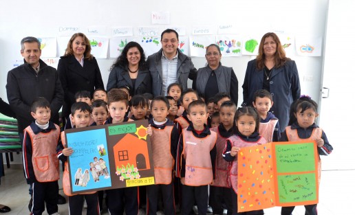 El alcalde de Xalapa, Américo Zúñiga, entregó dos aulas y material didáctico en el Jardín de Niños Lázaro Cárdenas, de la Colonia Veracruz. 