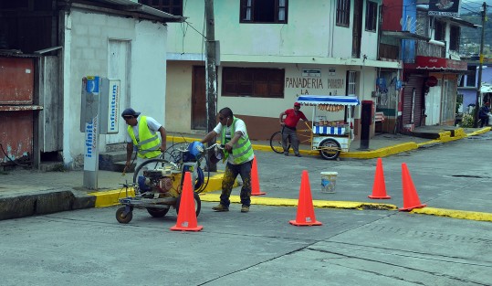 <em>Después de 14 años de vivir en la colonia Niños Héroes es la primera vez que el municipio hace algo en beneficio de esta colonia, aunque sea una raya de pintura ya es ganancia en estos momentos de austeridad</em>,  dijo en vecino agradecido por estas acciones.