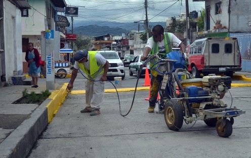 Trabajadores imagen urbana limpian y pintan las guarniciones de la calle Puerto Vallarta, la cual se ha convertido en un paso obligado para los que viven en colonias como la Veracruz, Jaramillo, Plan de Ayala, entre otras.  