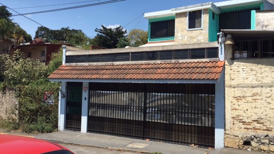 Producto de las investigaciones tras el asesinato de una pareja en un gimnasio en Córdoba, fuerzas del orden dieron con una aparente casa de seguridad en la avenida 25 y calle 1A del fraccionamiento Alameda, en donde se encontraron armas de grueso calibre así como municiones. El inmueble fue asegurado; se ignora si hubo detenidos. 