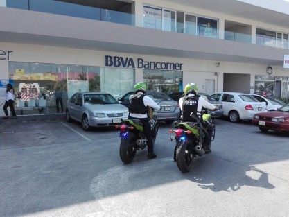 La mañana de este viernes se registró un robo con violencia en la sucursal Bancomer ubicada en una plaza comercial de la avenida 11 y calle 13 de Córdoba. Los hechos se registraron cuando dos sujetos armados ingresaron a la sucursal logrando despojar de su dinero a clientes y empleados. 