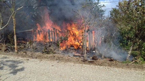 Una humilde vivienda en la colonia Netzahualcóyotl, a un costado de la escuela de educación especial de la ciudad de Tlapaacoyan,fue consumida totalmente por el fuego. La pérdida fue total, aunque afortunadamente no hubo lesionados.