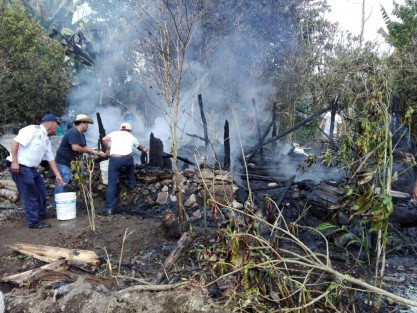 La hija del adulto mayor propietario de la casa incendiada dijo que el incidente, sospechan, fue provocado, ya que en en el interior no había nada prendido, ni fogón ni veladora.