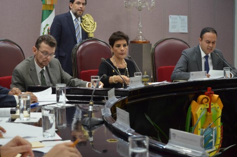La diputación permanente del Congreso del Estado convocó a sesión extraordinaria para el próximo martes, en la que se discutirá la iniciativa de reestructuración de la deuda estatal enviada por el gobernador Miguel Ángel Yunes Linares. 