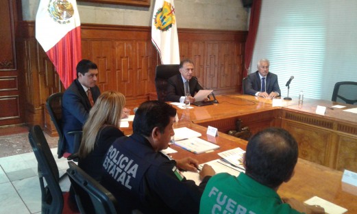 Desde la Sala de Banderas del Palacio de Gobierno, en reunión con el gabinete de seguridad, Miguel Ángel Yunes Linares mandó un mensaje a  diputados federales y senadores para que aprueben la Ley de Seguridad Interior, para que las fuerzas armadas tengan una mayor participación en tareas de seguridad pública, en un marco jurídico adecuado.