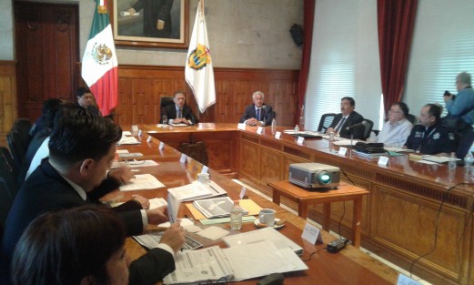 Desde la Sala de Banderas del Palacio de Gobierno, en reunión con el gabinete de seguridad, Miguel Ángel Yunes Linares mandó un mensaje a  diputados federales y senadores para que aprueben la Ley de Seguridad Interior, para que las fuerzas armadas tengan una mayor participación en tareas de seguridad pública, en un marco jurídico adecuado.