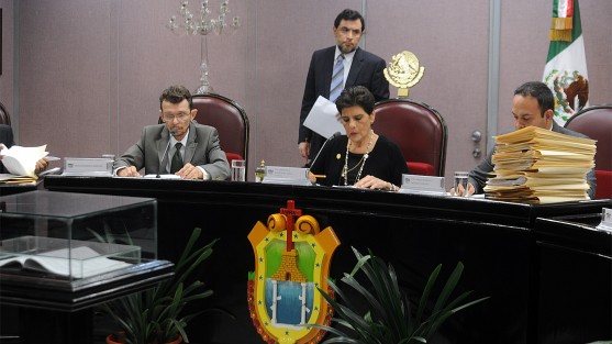Bonche de correspondencia atendió la Legislatura este viernes. 