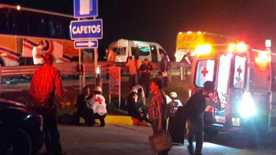 Un choque provocado por un camión de la línea  Autobuses Unidos (AU) contra una camioneta tipo Urvan, dejó al menos 15 lesionados de consideración, la noche de este viernes,  en la carretera La Tinaja Córdoba, a la altura del kilómetro 291 de la autopista Córdoba-Veracruz, dejando fuertes daños materiales, además de bloqueo parcial de la vialidad. 