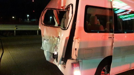 Un choque provocado por un camión de la línea  Autobuses Unidos (AU) contra una camioneta tipo Urvan, dejó al menos 15 lesionados de consideración, la noche de este viernes,  en la carretera La Tinaja Córdoba, a la altura del kilómetro 291 de la autopista Córdoba-Veracruz, dejando fuertes daños materiales, además de bloqueo parcial de la vialidad.