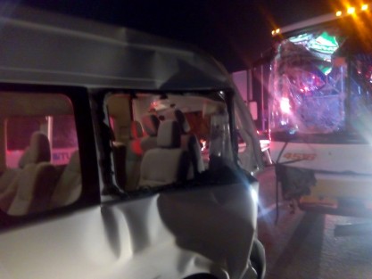 Un choque provocado por un camión de la línea  Autobuses Unidos (AU) contra una camioneta tipo Urvan, dejó al menos 15 lesionados de consideración, la noche de este viernes,  en la carretera La Tinaja Córdoba, a la altura del kilómetro 291 de la autopista Córdoba-Veracruz, dejando fuertes daños materiales, además de bloqueo parcial de la vialidad.
