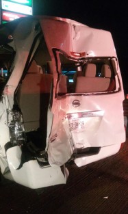 Un choque provocado por un camión de la línea  Autobuses Unidos (AU) contra una camioneta tipo Urvan, dejó al menos 15 lesionados de consideración, la noche de este viernes,  en la carretera La Tinaja Córdoba, a la altura del kilómetro 291 de la autopista Córdoba-Veracruz, dejando fuertes daños materiales, además de bloqueo parcial de la vialidad. 