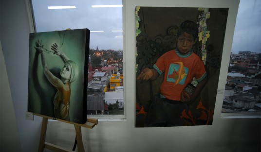 Con una pequeña caminata se trasladaron hacia el que fuera el taller de Emmanuel y su colectivo, donde se montó una exposición que incluye obra suya como de otros artistas, como símbolo de <em>Renacer</em> de su taller, que siempre estuvo abierto a quien buscara expersarse. 