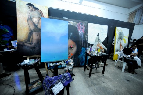 Con una pequeña caminata se trasladaron hacia el que fuera el taller de Emmanuel y su colectivo, donde se montó una exposición que incluye obra suya como de otros artistas, como símbolo de <em>Renacer</em> de su taller, que siempre estuvo abierto a quien buscara expersarse.
 