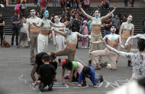 Una vez en Plaza Lerdo los artistas efectuaron una Danza que paseantes y asistentesal homenaje a Emmanuel Cruz pudieron disfrutar. 