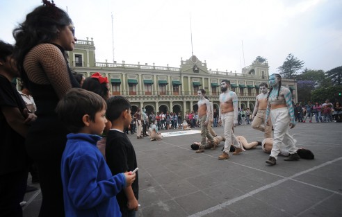 Una vez en Plaza Lerdo los artistas efectuaron una Danza que paseantes y asistentesal homenaje a Emmanuel Cruz pudieron disfrutar. 