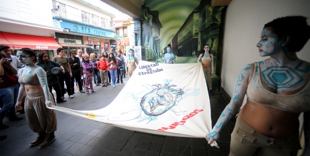 Partiendo desde una de sus obras que se convirtió en un nuevo icono para Xalapa, El Túnel del tiempo, artistas e invitados partieron rumbo a la Plaza Lerdo, encabezados por actores caracterizados con body paint, una de las expresiones en la que el artista que dejó gran mucha obra plasmada en populares sitios de Xalapa incursionaba. 