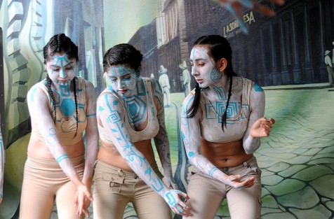 Con un performance, danza, pintura y fandango, se recordó al artista plástico Emmanuel Cruz, fallecido hace ya un año en pleno ascenso de su obra y proyecto artístico.
