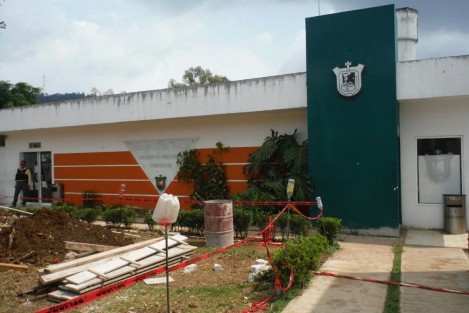 Flavino Ríos Alvarado, exsecretario de Gobierno y exgobernador interino de Veracruz fue detenido la mañana de ayer sábado por la Policía del Estado, acusado de encubrimiento, abuso de autoridad y tráfico de influencias. Esta mañana se encuentra en Pacho Vejo en espera del juez de control, conforme al proceso. 