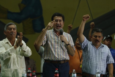 Esta mañana de domingo, a su arribo a la asamblea de TAMSA, el senador Héctor Yunes fue cuestionado sobre la detención de Flavino Ríos, lo cual dijo desconocer en esos momentos. 