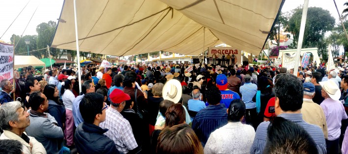Pese al mal tiempo, militantes de MORENA y simpatizantes de AMLO, se congregaron en el mitin que realizó en Xico este domingo. 