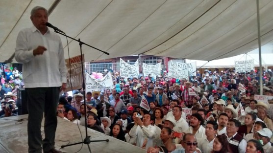 Andrés Manuel López Obrador acusó que la detención de Flavino Ríos se trata de propaganda de Yunes Linares, pues sus delitos son menores y a Javier Duarte no se le ha detenido pues  hubo un acuerdo entre PRI y PAN. 