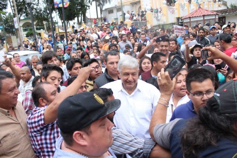 Andrés Manuel López Obrador cerró su gira de fin de semana en la entidad veracruzana visitando el municipio de Xico, donde realizó un mitin en el Parque Central.  