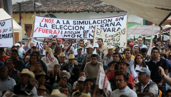 Pese a que algunas personas se manifestaron durante el mitin de Andrés Manuel López Obrador en Xico pidiendo la destitución del dirigente estatal, Manuel Huerta Ladrón de Guevara, AMLO respaldó las designaciones de candidatos a alcaldes, al afirmar que MORENA no es propiedad de nadie.   
