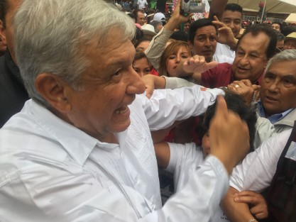 <em>Péjele a quien le peje</em>, Andrés Manuel López Obrador cerró entre muestras de apoyo en Xico, su recorrido por varios municipios de la zona centro este fin de semanas, Acusó al gobernador Miguel Ángel Yunes de ser quien envía a los presuntos <em> morenos</em> inconformes con la designación de candidatos, además de calificar la detención del exhobernador interino de ser pura faramalla. 