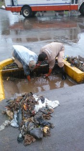 Personal de la Comisión Municipal de Agua Potable y Saneamiento (CMAS) y de Protección Civil atendieron reportes ciudadanos ante las precipitaciones pluviales que se presentaron el domingo, primero en la zona norte y posteriormente en la zona sur de la ciudad. 