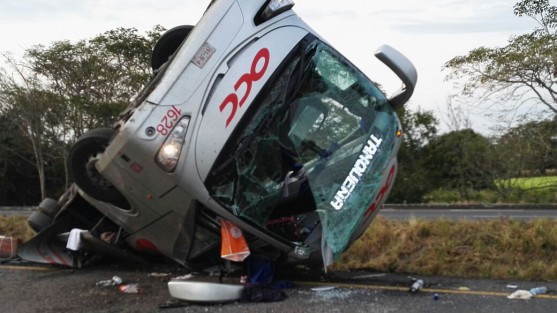 Dos personas muertas y al menos 15 lesionados fue el saldo que dejó la aparatosa volcadura de un autobús de la línea Ómnibus Cristóbal Colón, la madrugada de este lunes en el kilómetro 48 +137 de la autopista 145D Cosamaloapan-Tinajas.