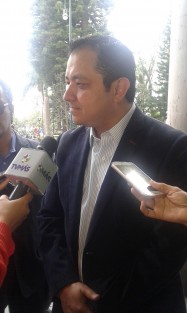 El alcalde de Xalapa, Américo Zúñiga Martínez, dijo confiar en la palabra de Miguel Ángel Yunes Linares, de que los adeudos con los ayuntamientos serán saldados. 