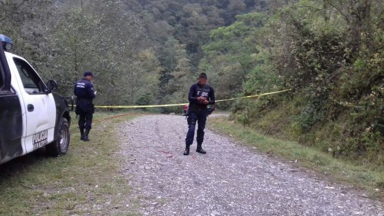 
Un taxista de Chocamán fue ultimado a balazos la tarde de este lunes en la comunidad de La Joya. Los hechos se registraron alrededor de las 14:30 horas cuando el conductor del taxi con número económico 65 fue agredido con un arma de fuego cuando se desplazaba de Chocamán a Tepexilotla, a la altura de la comunidad de La Joya. 