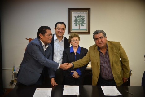 El alcalde Américo Zúñiga Martínez firmó con el secretario general del Sindicato de la Comisión Municipal de Agua Potable y Saneamiento de Xalapa, José Luis Hernández López, un convenio de emplazamiento a huelga, a través del cual se acordó un incremento salarial del 3 por ciento a los trabajadores.
