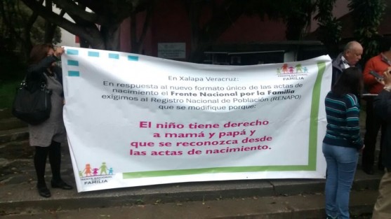 Previo a la sesión del Congreso de este martes, integrantes del Frente Nacional por las familias se manifiestan solicitando a los diputados locales, no se eliminen de las actas de nacimiento las palabras padre y madre como se pretende sustituir por el término <em>el suscrito</em>.