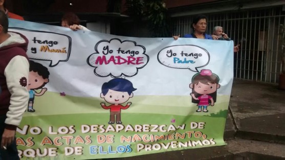 Los integrantes del Frente Nacional por las Familias señalaron que al quitar de las actas los nombres de padre y madre, se pierde el sentido de pertenencia para los menores. 