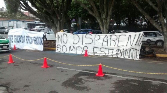 Afuera del Palacio Legislativo, estudiantes del Frente Democrático Popular Veracruzano demandan el pago de becas atrasadas. 