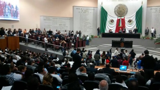 Durante la sesión del Congreso de este martes se discutiría el dictamen de modificación a la Ley de Tránsito, por lo que trabajadores del volante acudieron a la misma. 