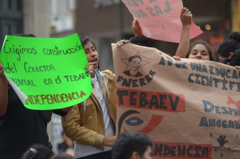 Jóvenes integrantes de la FNERRR bloquearon la vialidad del centro de la ciudad para exigir al gobierno la entrega de equipos de cómputo, aulas y apoyos para jóvenes estudiantes; realizaron bailables folklóricos para amenizar su protesta. 