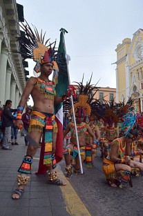 Jóvenes integrantes de la FNERRR bloquearon la vialidad del centro de la ciudad para exigir al gobierno la entrega de equipos de cómputo, aulas y apoyos para jóvenes estudiantes; realizaron bailables folklóricos para amenizar su protesta.