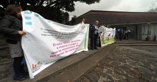 La mañana  de este martes, integrantes del Frente Nacional por las familias se manifestaron frente al Registro Civil solicitando, no se eliminen de las actas de nacimiento las palabras padre y madre como se pretende sustituir por el término el suscrito.